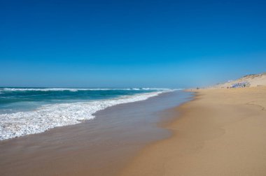 Plage de Horizon, Plage de l 'ocean Le Phare du Cap Ferret ve Duna du Pilat yakınlarındaki Plage de l' ocean, Cap Ferret yarımadası, Fransa, Bordeaux 'nun güneybatısı, Fransa' nın Atlantik kıyıları güneşli bir günde