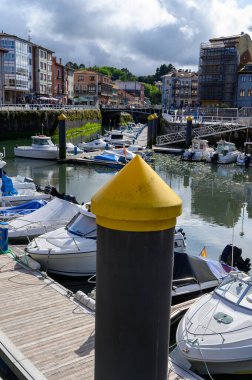 Asturias 'ın Yeşil Sahili' nde tatil, İspanya 'nın kuzeyinde eski limanı olan Llanes turistik şehri manzarası..