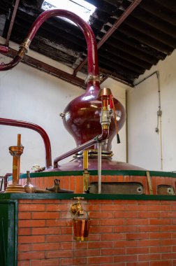 Charentias 'ta konyak ruhunun çifte damıtma işlemi. Bakır kaplar ve kazanlar hala eski içki imalathanesinde. Beyaz şarap bölgesi, Charente, Segonzac, Grand Champagne, Fransa