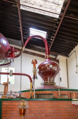 Charentias 'ta konyak ruhunun çifte damıtma işlemi. Bakır kaplar ve kazanlar hala eski içki imalathanesinde. Beyaz şarap bölgesi, Charente, Segonzac, Grand Champagne, Fransa