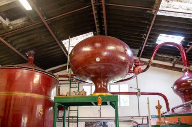 Charentias 'ta konyak ruhunun çifte damıtma işlemi. Bakır kaplar ve kazanlar hala eski içki imalathanesinde. Beyaz şarap bölgesi, Charente, Segonzac, Grand Champagne, Fransa