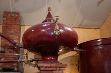 Charentias 'ta konyak ruhunun çifte damıtma işlemi. Bakır kaplar ve kazanlar hala eski içki imalathanesinde. Beyaz şarap bölgesi, Charente, Segonzac, Grand Champagne, Fransa