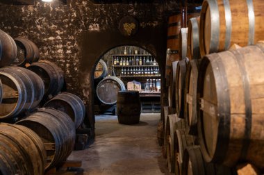 Eski koyu Fransız meşe fıçılarında konyak ruhunun yaşlanma süreci içki imalathanesinde, konyak beyaz şarap bölgesinde, Charente, Segonzac, Grand Champagne, Fransa