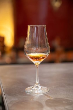 Eski koyu Fransız meşe fıçılarında yıllanmış konyak tadı içki imalathanesinde, konyak beyaz şarap bölgesinde Charente, Segonzac, Grand Champagne, Fransa