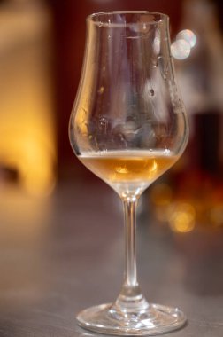 Eski koyu Fransız meşe fıçılarında yıllanmış konyak tadı içki imalathanesinde, konyak beyaz şarap bölgesinde Charente, Segonzac, Grand Champagne, Fransa