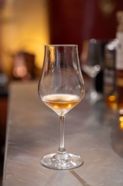 Eski koyu Fransız meşe fıçılarında yıllanmış konyak tadı içki imalathanesinde, konyak beyaz şarap bölgesinde Charente, Segonzac, Grand Champagne, Fransa