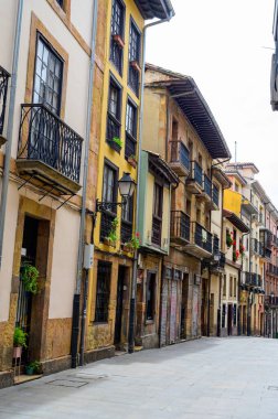 Asturias Prensliği, Oviedo, İspanya 'nın başkentinde eski sokaklarda yürüyorum..