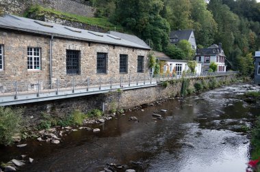 Nehrin kıvrımlarındaki eski renkli Alman şehri Monschau 'nun evleri ve caddeleri görünüyor ve tepelerin arasında saklanıyor, Eifel Ulusal Parkı, Almanya yazın.