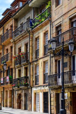 Asturias Prensliği, Oviedo, İspanya 'nın başkentinde eski sokaklarda yürüyorum..
