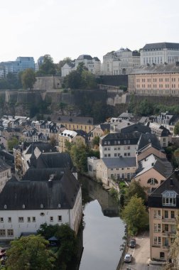 Lüksemburg veya Lüksemburg 'un başkenti Lüksemburg' un manzarası ve Avrupa Birliği 'nin sonbaharda fiili başkentlerinden biri