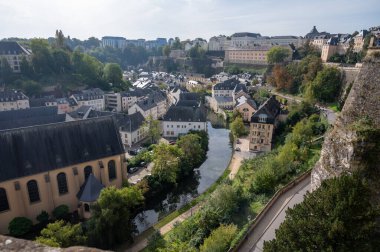 Lüksemburg veya Lüksemburg 'un başkenti Lüksemburg' un manzarası ve Avrupa Birliği 'nin sonbaharda fiili başkentlerinden biri