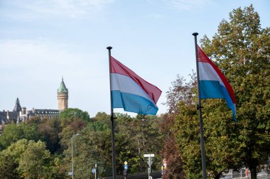 Lüksemburg veya Lüksemburg 'un başkenti ve Avrupa Birliği' nin sonbaharda fiili başkentlerinden biri olan Lüksemburg bayrağının manzarası