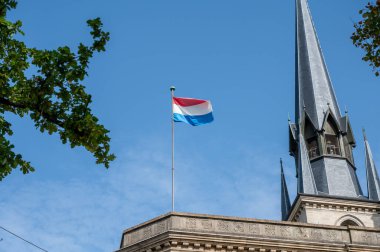 Lüksemburg veya Lüksemburg 'un başkenti ve Avrupa Birliği' nin sonbaharda fiili başkentlerinden biri olan Lüksemburg bayrağının manzarası