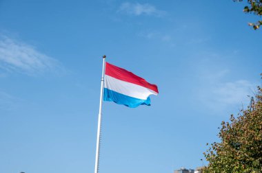 Lüksemburg veya Lüksemburg 'un başkenti ve Avrupa Birliği' nin sonbaharda fiili başkentlerinden biri olan Lüksemburg bayrağının manzarası