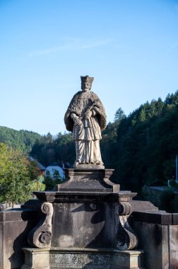 Ortaçağ Vianden 'ı, Lüksemburg' un kuzeydoğusundaki Oesling kentinde, Vianden kantonunun başkentinde, Lüksemburg ile Almanya arasındaki sınıra yakın olan nehrimizde yer almaktadır..