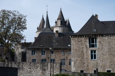 Güneşli bir günde dünyanın en küçük ortaçağ kasabasında yürüyoruz. Durbuy, Ourthe, Ardennen, Belçika nehri üzerinde.