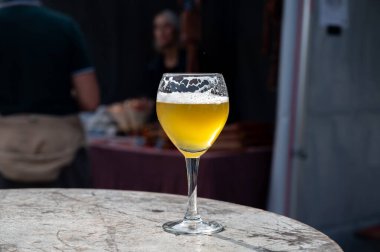 Durbuy 'da Belçika bira festivalinde servis edilen ünlü taze bira. Güneş ışığında Belçika birası.