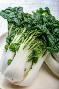 Genç organik beyaz bok choy veya bak choi Çin lahanası pişirmeye hazır, sağlıklı yiyecek