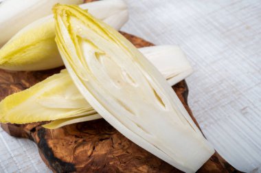 Taze organik hindiba salatası yenmeye hazır Belçika ve Hollanda 'da geleneksel kış yemekleri