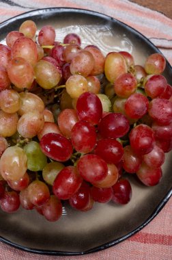 Tatlı, olgun, pembe üzümler hazır ve nazır.