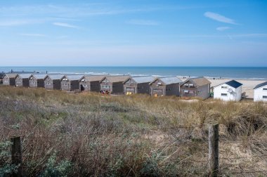 Plaj tatili ve kumsalda tatil, Katwijk-on-zee, Kuzey Denizi, Hollanda 'da deniz kıyısındaki ahşap kulübeler.