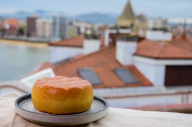 Pria, Asturias 'tan İspanyol füme inek peyniri, San Lorenzo plajında ve Gijon' da gezinti alanında manzaralı servis edildi.