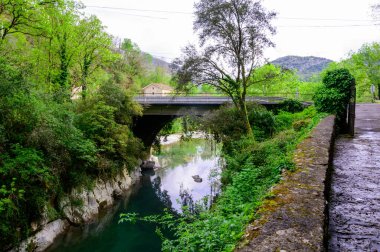 Los Arenas ve Rio Cares nehri, ünlü Cabrales peynirlerinin üretildiği dağ köyü, Picos de Europa dağları, Asturias, İspanya 'nın kuzeyi.