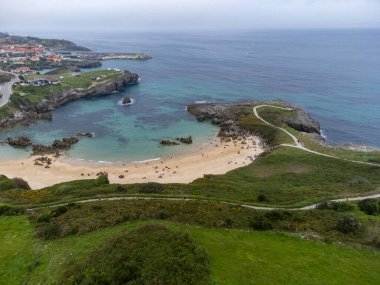Llanes 'deki Playa de Toro' daki kayalara bakın. Kuzey İspanya, Asturias 'ın yeşil kıyıları, kumlu plajları, uçurumları, gizli mağaraları, yeşil tarlaları, ormanları ve dağları var..