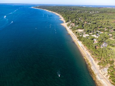 Güneşli bir günde Fransa 'nın Atlantik kıyı şeridi boyunca Bordeaux' nun güneybatısında Arcachon Körfezi bölgesindeki La Teste-de-Buch 'da yer alan Avrupa' nın en uzun kum tepeciğinin havadan görünüşü