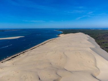 Güneşli bir günde Fransa 'nın Atlantik kıyı şeridi boyunca Bordeaux' nun güneybatısında Arcachon Körfezi bölgesindeki La Teste-de-Buch 'da yer alan Avrupa' nın en uzun kum tepeciğinin havadan görünüşü