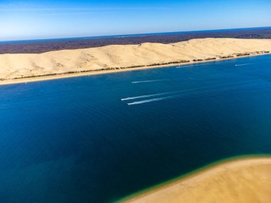 Güneşli bir günde Fransa 'nın Atlantik kıyı şeridi boyunca Bordeaux' nun güneybatısında Arcachon Körfezi bölgesindeki La Teste-de-Buch 'da yer alan Avrupa' nın en uzun kum tepeciğinin havadan görünüşü