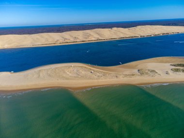 Güneşli bir günde Fransa 'nın Atlantik kıyı şeridi boyunca Bordeaux' nun güneybatısında Arcachon Körfezi bölgesindeki La Teste-de-Buch 'da yer alan Avrupa' nın en uzun kum tepeciğinin havadan görünüşü