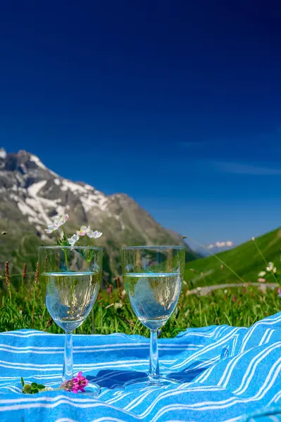 Savoy bölgesinden Roussette de Savoie veya Vin de Savoie şarabı, Fransa 'nın Alpes dağlarında Col du Lautaret' in çiçek açan alp çayırlarında mevcuttur..