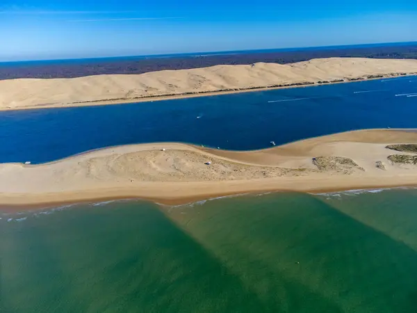 Güneşli bir günde Fransa 'nın Atlantik kıyı şeridi boyunca Bordeaux' nun güneybatısında Arcachon Körfezi bölgesindeki La Teste-de-Buch 'da yer alan Avrupa' nın en uzun kum tepeciğinin havadan görünüşü