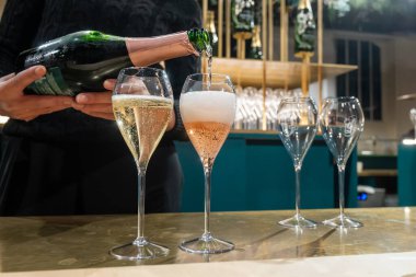 Şampanya Bulvarı, Epernay, Fransa 'nın Şampanya Bölgesi' nde kış hafta sonu festivalinde köpüklü şarap içip tatmak.