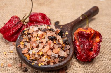 Pembe himalaya tuz kristalleri, kurutulmuş kırmızı acı biber ve bitkilerle birlikte, egzotik tuzla pişirilmiş, yakın çekim.