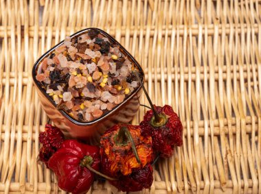 Pembe himalaya tuz kristalleri, kurutulmuş kırmızı acı biber ve bitkilerle birlikte, egzotik tuzla pişirilmiş, yakın çekim.