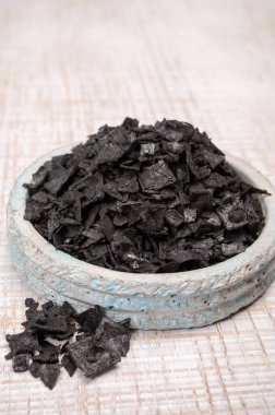 Karadeniz tuzu yaklaşın, yemeklerinize dram ve stil katın. Kıbrıs Rum Kesimi 'ne özgü parlak siyah piramit şeklindeki kristale serpiştirin.