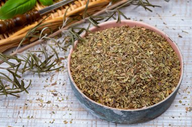 Bitkiler de Provence, tipik Provence bölgesinin tipik kurumuş otlarının karışımı, karışımlarda genellikle lezzetli, marjoram, biberiye, kekik, kekik, lavanta yaprakları, ızgara yiyecek ve yakın güveçte kullanılır.