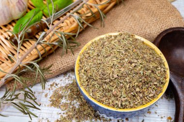 Bitkiler de Provence, tipik Provence bölgesinin tipik kurumuş otlarının karışımı, karışımlarda genellikle lezzetli, marjoram, biberiye, kekik, kekik, lavanta yaprakları, ızgara yiyecek ve yakın güveçte kullanılır.