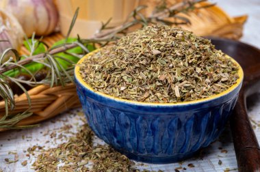 Bitkiler de Provence, tipik Provence bölgesinin tipik kurumuş otlarının karışımı, karışımlarda genellikle lezzetli, marjoram, biberiye, kekik, kekik, lavanta yaprakları, ızgara yiyecek ve yakın güveçte kullanılır.