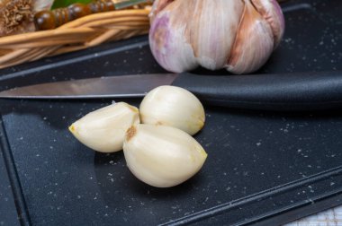 Kurutulmuş Fransız sarımsağıyla yemek yapmak. Kırmızı sarımsak. Aromatik mor sarımsak.