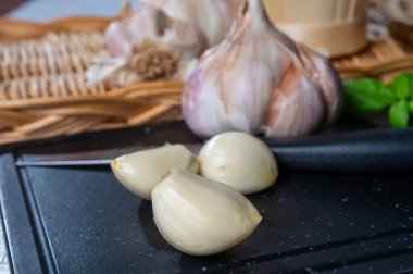 Kurutulmuş Fransız sarımsağıyla yemek yapmak. Kırmızı sarımsak. Aromatik mor sarımsak.