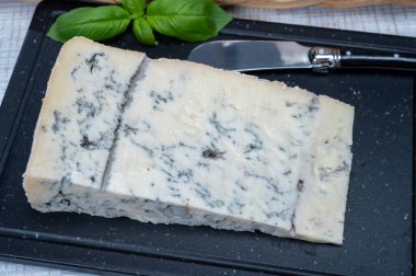 İtalyan yemeği, tereyağı veya sert mavi peynir Gorgonzola, Milan, İtalya 'da inek sütünden yapılır.