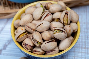 Kızarmış şam fıstığı, lezzetli vejetaryen atıştırmalığı.