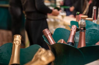 Şampanya Bulvarı, Epernay, Fransa, Fransa 'da kış hafta sonu şenliklerinde şampanya şişeleri.