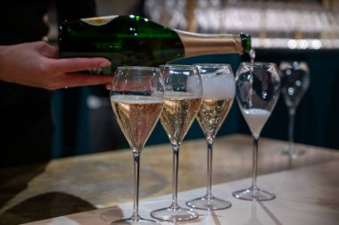 Aralık 'ta Champagne Bulvarı, Epernay, Champagne Bölgesi, Fransa' da kış hafta sonu festivalinde kurak şampanya tatma ve tatma