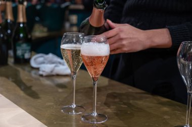 Aralık 'ta Champagne Bulvarı, Epernay, Champagne Bölgesi, Fransa' da kış hafta sonu festivalinde kurak şampanya tatma ve tatma