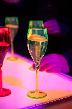 Şampanya Bulvarı, Epernay, Fransa 'nın Şampanya Bölgesi' nde Aralık ayında açık hava kış festivalinde şampanya içen ziyaretçiler