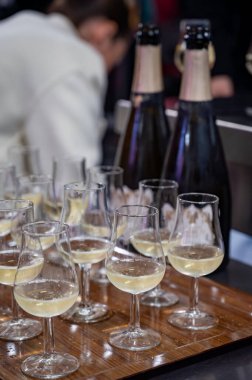 Aralık 'ta, Champagne Bulvarı, Epernay, Champagne Bölgesi, Fransa' da kış festivalinde pek çok küçük şampanya kadehi tadacak.